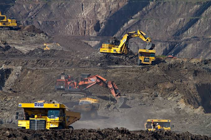 Open pit mining equipment excavating material